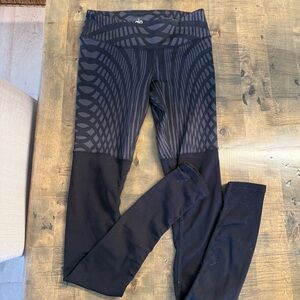 ALO Yoga Charcoal Geometric Leggings